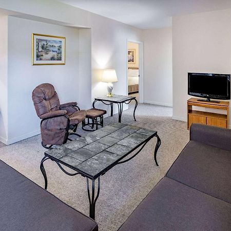 Microtel Inn & Suites By Wyndham Plattsburgh Esterno foto