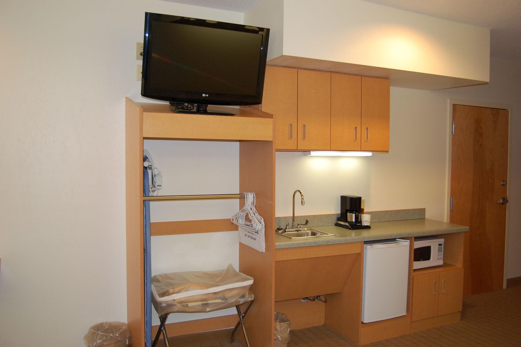 Microtel Inn & Suites By Wyndham Plattsburgh Esterno foto