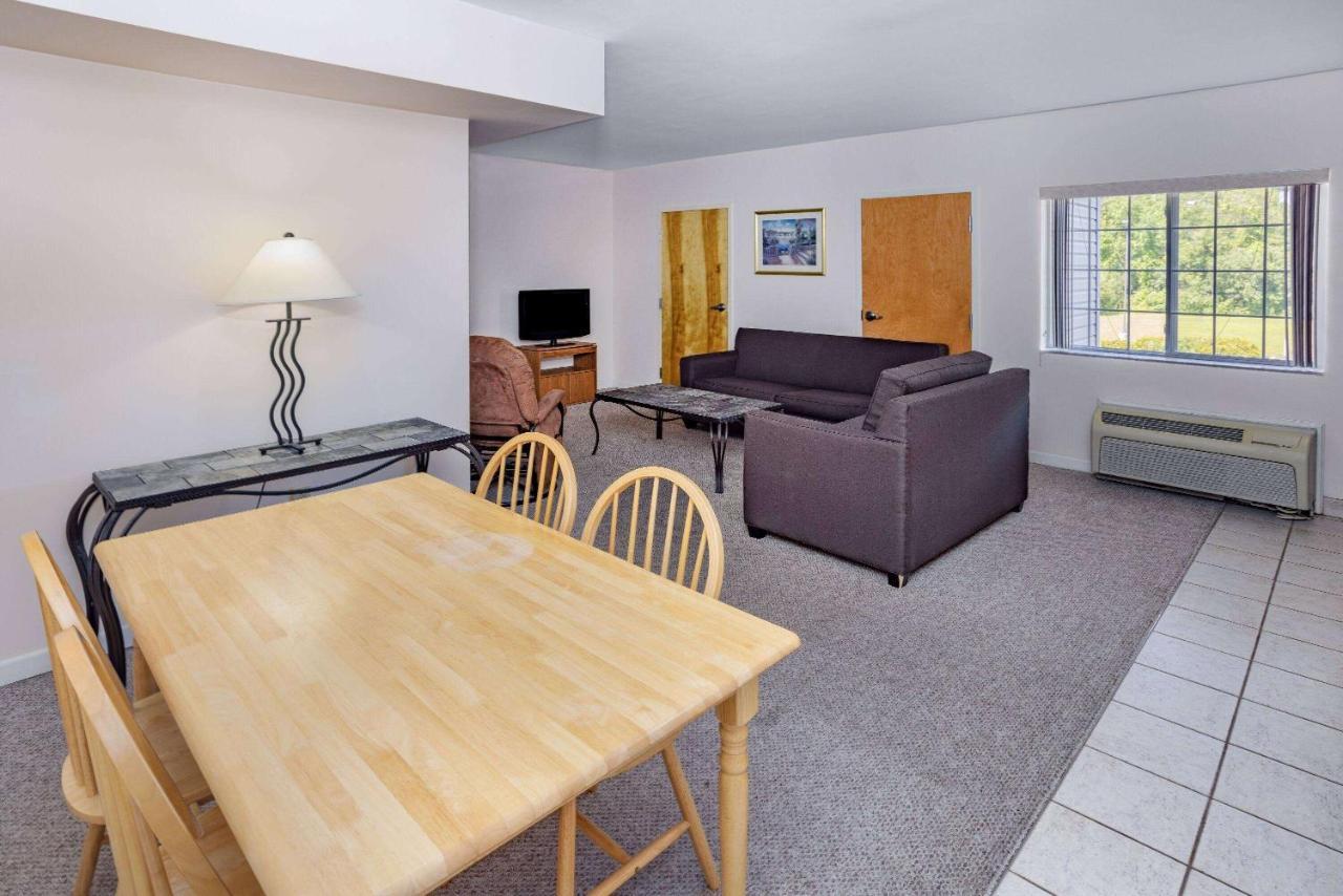 Microtel Inn & Suites By Wyndham Plattsburgh Esterno foto